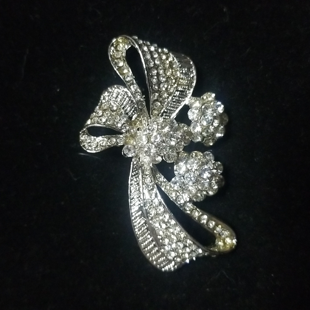 NWOT Lovely Rhinestone Bow Brooch